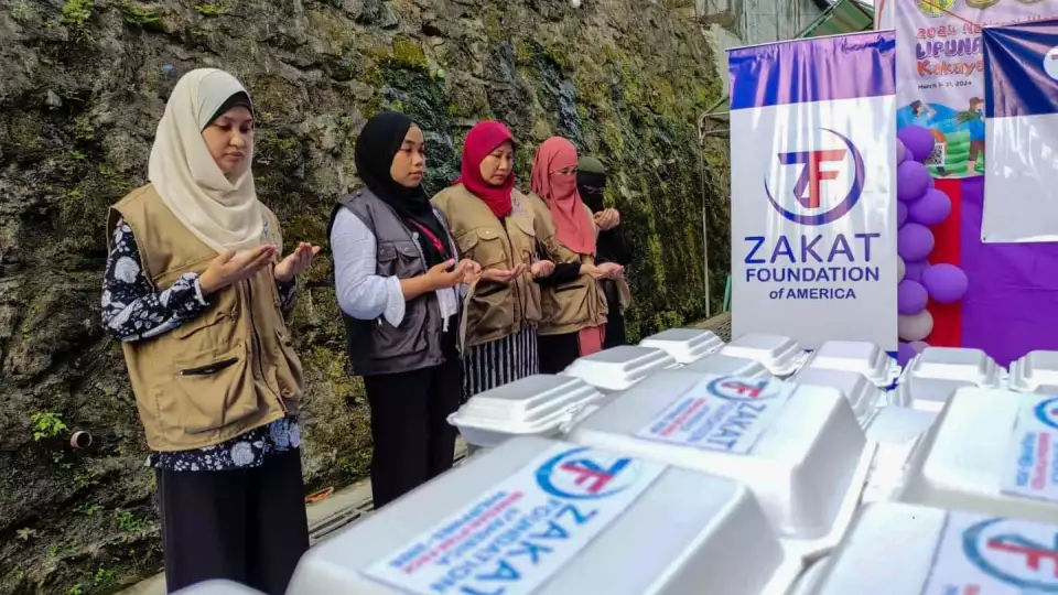 Iftar is celebrated in Philippines / لحظات من الشكر أثناء تلقي وجبات الإفطار
