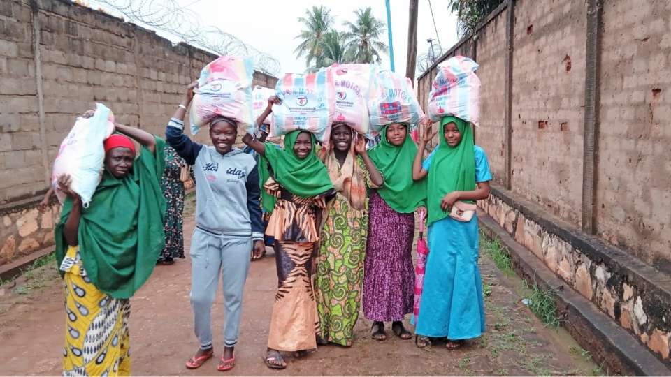 Smiles from women during Ramadan in Central Africa Republic / نساء سعيدات خلال شهر رمضان في جمهورية أفريقيا الوسطى