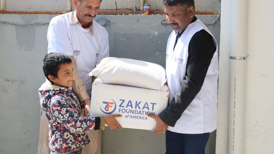 Pakistani families receive Ramadan food packages