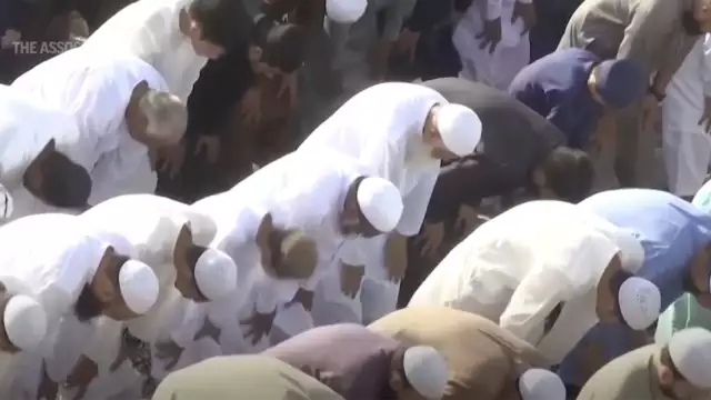 people praying ramadan img