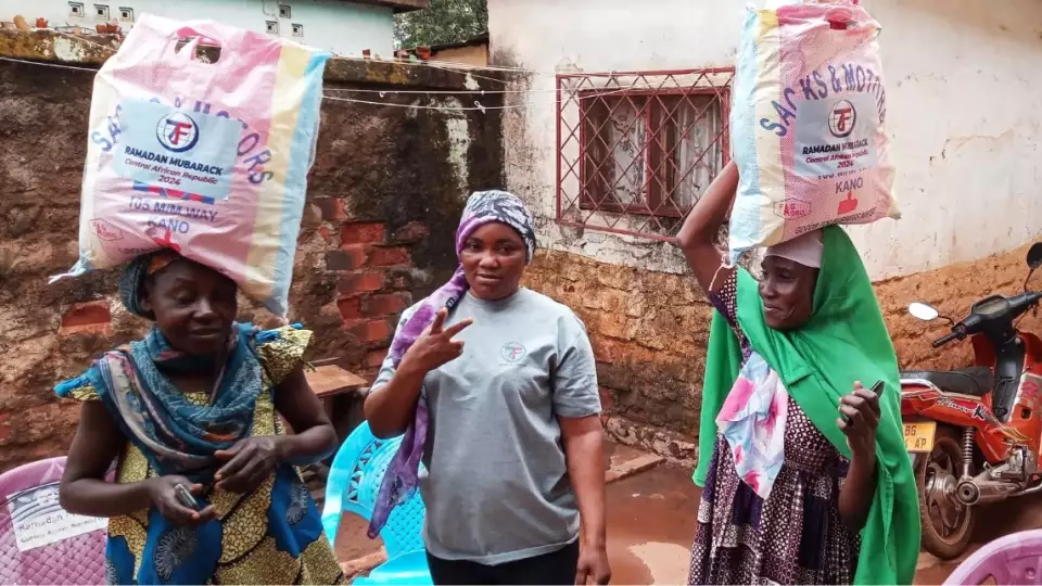 Women carry their Ramadan food packs in Central Africa Republic / نساء يحملن طرودهن الغذائية الرمضانية في جمهورية أفريقيا الوسطى