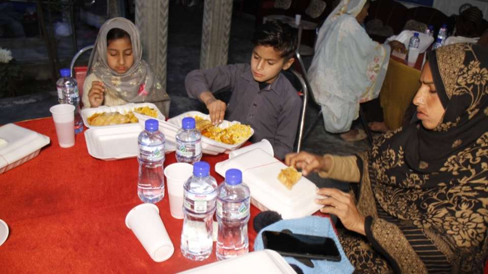 The community comes together for an Iftar meal in Pakistan / وجبات الزكاة الرمضانية في باكستان تجتمع أفراد المجتمع معاً