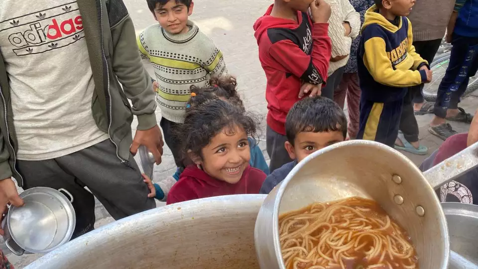 The smile from a child in Gaza at receiving your support of hot meals / ابتسامة طفلة في غزة أثناء استلام وجبة ساخنة