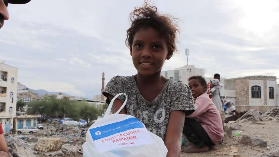Yemen Food distribution / طفلة يمنية تحصل على حصتها من التوزيعات الغذائية