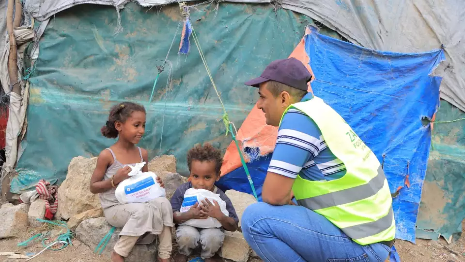 Yemeni children excited to receive their food package / طفلان يمنيان فرحان لاستلامهما طردهما الغذائي