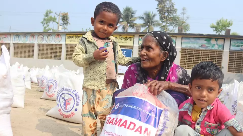 A mother in Bangladesh now has food to enjoy from your Ramadan package