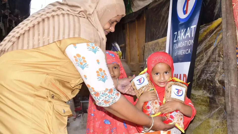 A Rohingya child in India with Ramadan food