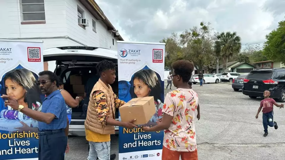 Volunteers in the US work together to distribute food packages.