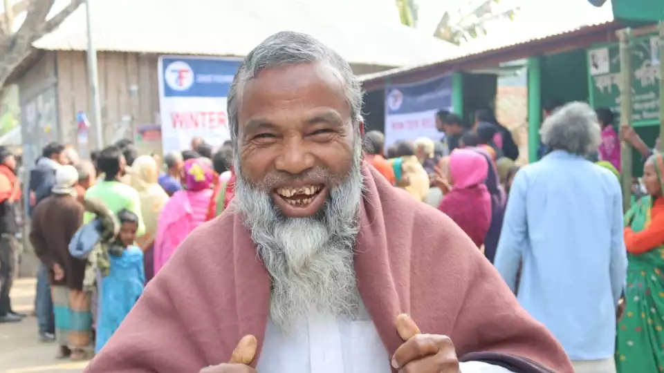 In Bangladesh, a new blanket brings smiles and winter warmth. / في بنغلاديش، تجلب البطانيات الجديدة الابتسامات، وتمنح الدفء في مواجهة الشتاء القاسي.