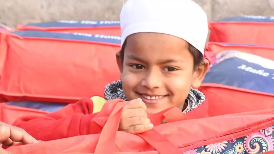 In India, a small act of charity means a new blanket bringing warmth, hope, smiles and winter protection. / في الهند، يمكن لعمل خيري بسيط، مثل تقديم بطانية جديدة، أن يمنح الدفء، الأمل، والحماية الشتوية للأسر المحتاجة