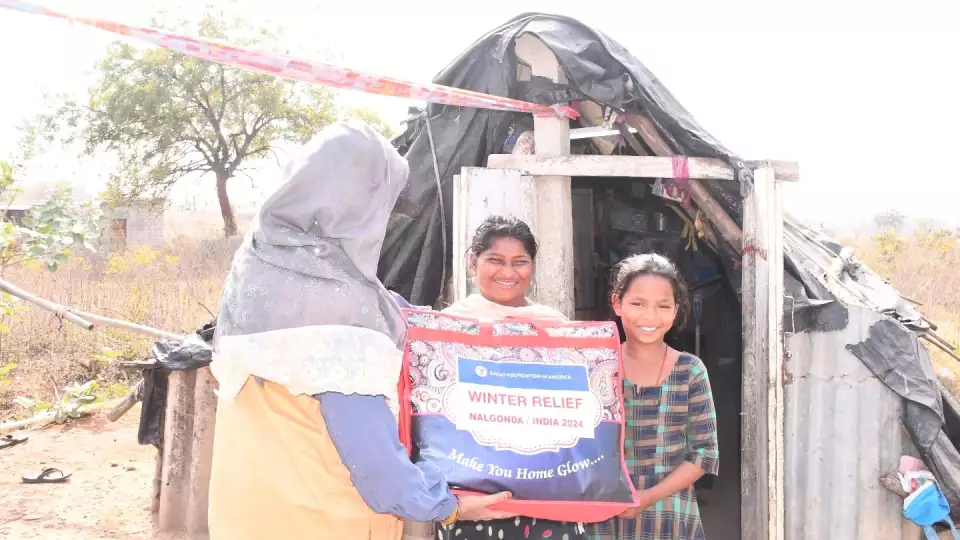 Our Zakat Foundation workers distribute blankets for the cold winter months to help those in need. / يقوم فريق مؤسسة الزكاة بتوزيع البطانيات خلال أشهر الشتاء الباردة، لتخفيف معاناة المحتاجين.