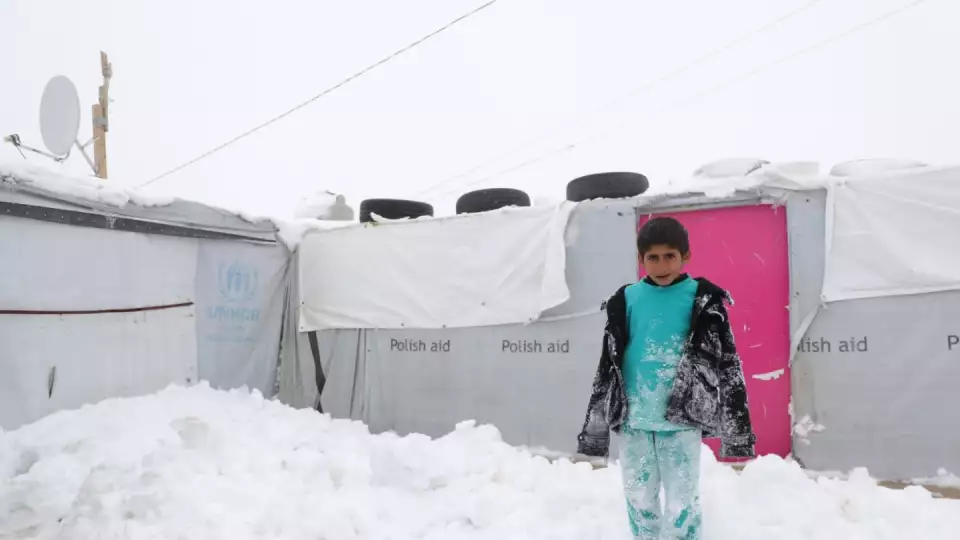 Sometimes, orphan children do not have properly fitting shoes, clothing, or coats. Zakat Foundation of America makes sure orphans and refugee children have protection from winter snow. / غالبًا ما يفتقر الأطفال الأيتام إلى أحذية، ملابس، أو معاطف مناسبة. تعمل مؤسسة الزكاة على ضمان حماية الأيتام والأطفال اللاجئين من ثلوج الشتاء القاسية.