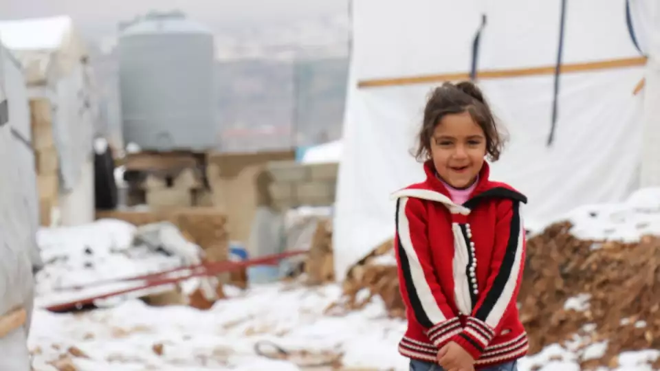 Refugees and stateless people often live in tents. Winter presents a huge challenge to keep warm and safe. Our organization provides plastic sheeting to help keep dwellings warm. / غالبًا ما يعيش اللاجئون و عديمو الجنسية  في خيام غير مؤهلة لمواجهة الشتاء. توفر مؤسسة الزكاة أغطية بلاستيكية لتحسين دفء وسلامة مساكنهم.