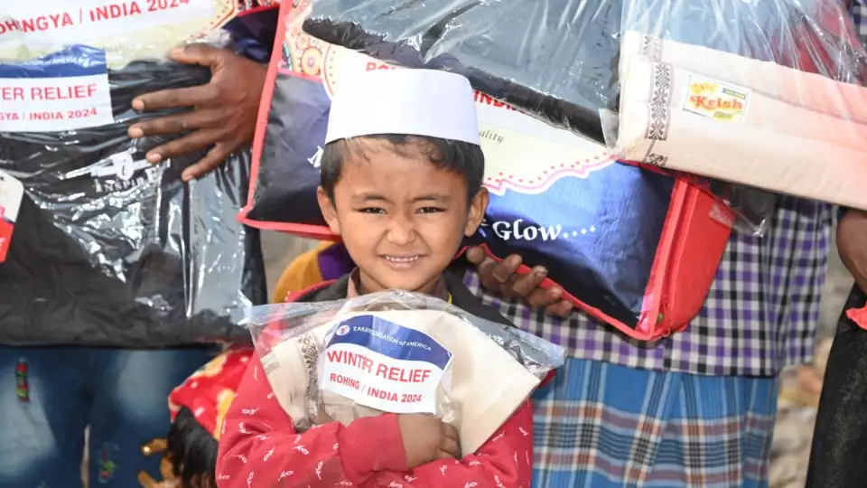 Refugees in India take comfort in a new winter blanket provided by end of year donations from Zakat Foundation of America. / في الهند، يحصل اللاجئون على بطانيات شتوية جديدة، مقدمة بفضل تبرعات نهاية العام من مؤسسة الزكاة الأمريكية