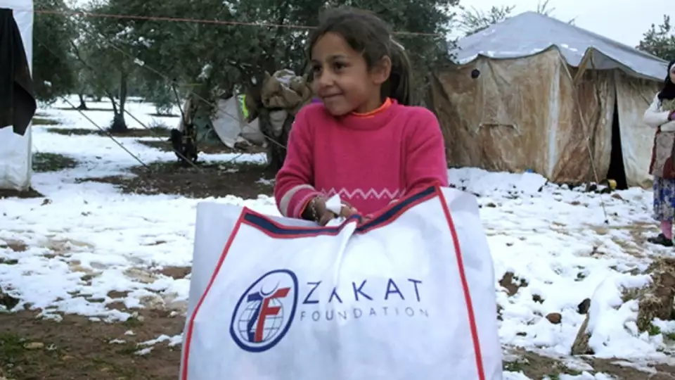 The winter in northeast Syria is exceptionally cold, with temperatures reaching 0°C (32F). It's a time of extreme hardship and insecurity for many of the internally displaced people living in camps and informal settlements. / يعد الشتاء في شمال شرق سوريا باردًا بشكل استثنائي، حيث تصل درجات الحرارة إلى 0 درجة مئوية (32 درجة فهرنهايت). هذا الفصل يمثل وقتًا من المشقة الشديدة وانعدام الأمن للعديد من النازحين الذين يعيشون في المخيمات والمستوطنات غير الرسمية.