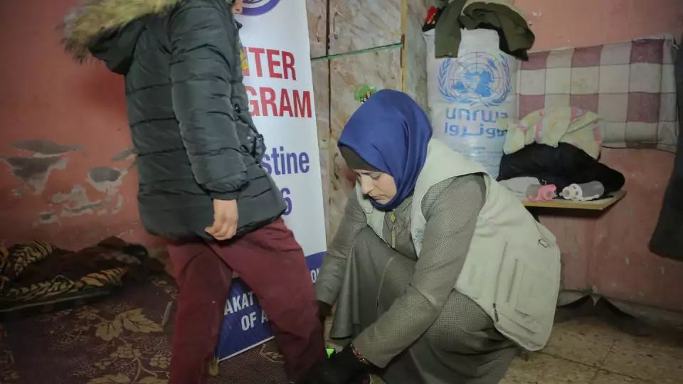 This 2024-2025 winter, we will be providing essential winter relief to needy in Gaza. / خلال شتاء 2024-2025، ستقدم مؤسسة الزكاة مساعدات شتوية أساسية للمحتاجين في غزة لتخفيف معاناتهم.