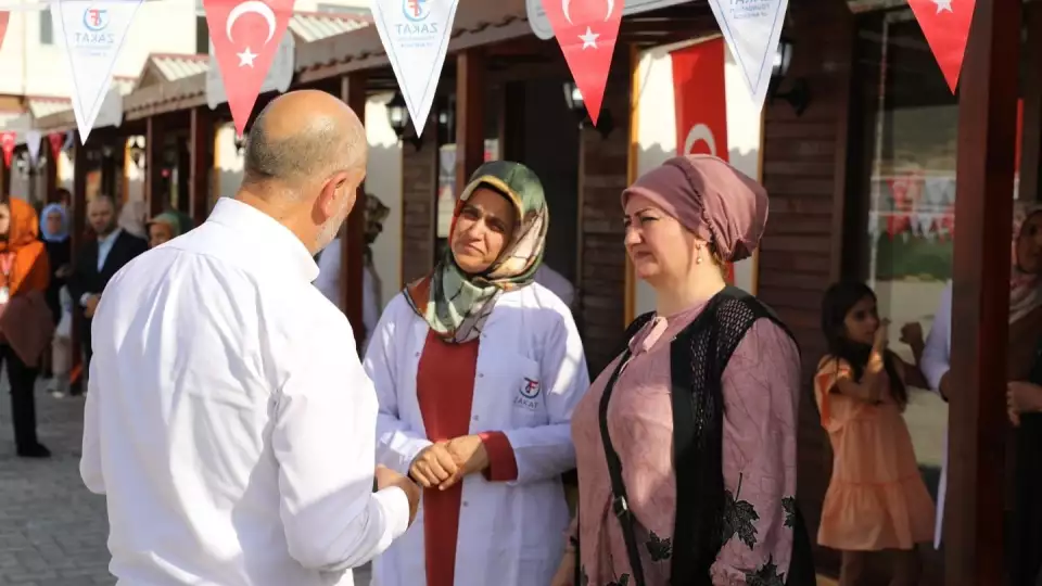 ZFA Executive Director Mr. Demir speaks with participants at the newly opened handicraft bazaar, Eliyaman Women’s Cooperative, in Adiyaman, Türkiye.