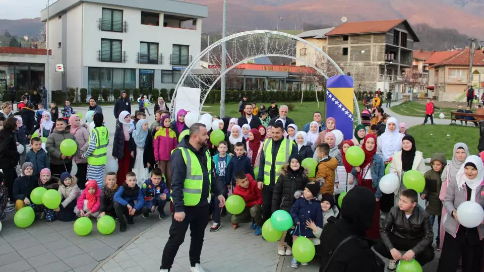 Families in Bosnia-Herzegovina celebrate Ramadan fasting at our iftar meal distribution.