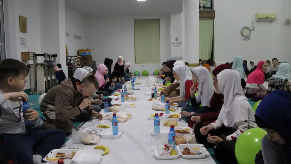 Families in Bosnia-Herzegovina enjoy nourishing iftar meals as part of our food security initiatives.