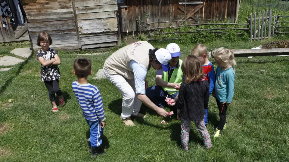 Our field reps share treats with children in Bosina-Herzegovina to uplift their spirits.