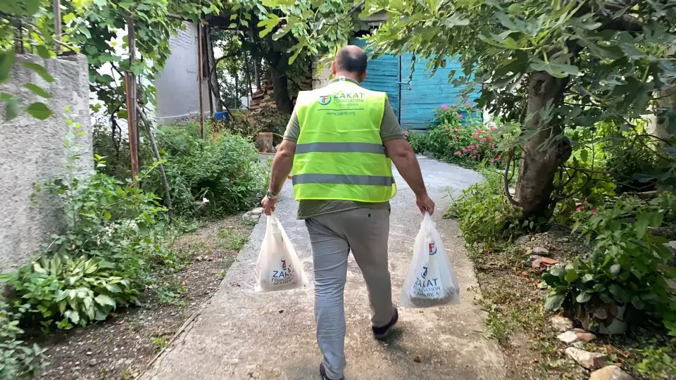 Our field teams in Albania make house visits with Ramadan food packages for needy families.