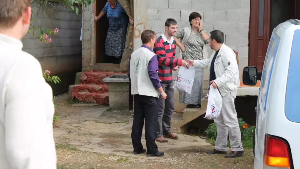 Udhiyah meat is distributed door to door in Kosovo for families struggling to find healthy foods.