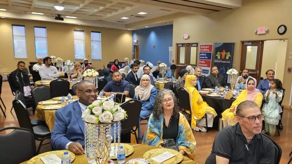 At Lauderdale Lakes' first ever iftar, we were honored with a certificate of appreciation for serving Broward County, one of Florida 's most underserved areas, through food and hygiene kit distribution. / • في أول إفطار لنا بـ لودرديل ليكس، حصلنا على شهادة تقدير من مقاطعة بروارد – إحدى أكثر المناطق احتياجًا في فلوريدا – تقديرًا لتوزيعنا الطعام ومستلزمات النظافة الشخصية
