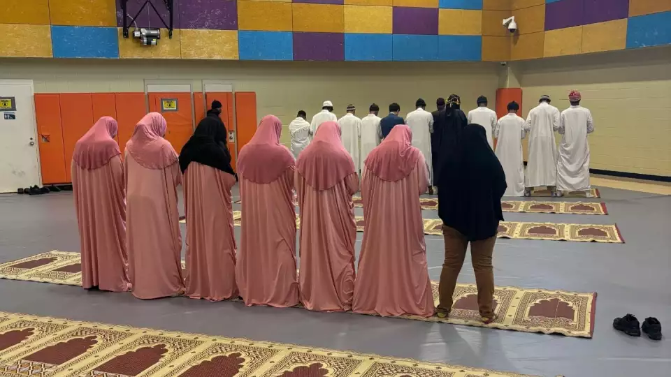 Our DC team brought warmth, halal meals, and Eid joy to Muslim youth at the Washington Juvenile Center, reminding them they are seen, supported, and not alone. / في واشنطن العاصمة، أوصل فريقنا الدفء ووجبات العيد الحلال إلى الشباب المسلمين بمركز الأحداث، ليعلموا أنهم محاطون بالرعاية والدعم