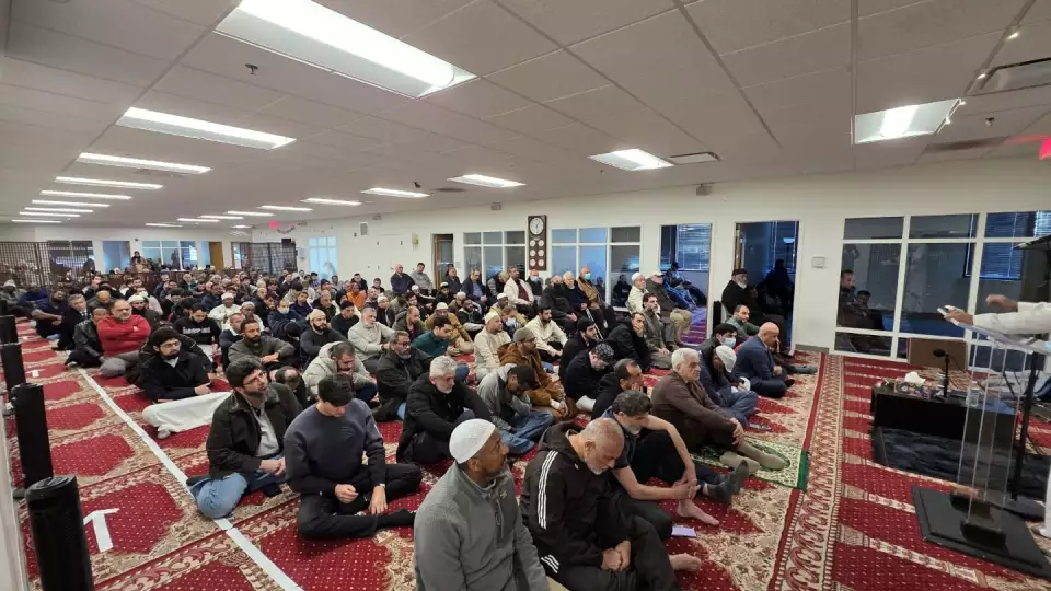 Our teams in Virginia were present at the ADAMS Center Jumuah and Taraweeh prayers to answer questions about our programs and services. / ADAMS في فرجينيا، شاركنا المصلين في صلاتي الجمعة والتراويح بمركز ، وأجبنا على أسئلتهم حول برامجنا