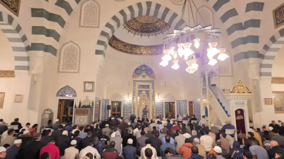 Shaykh Ibrahim Aldardasawi, our Advisor of Religious Affairs, addresses the congregation at the Diyanet Center of America in Maryland. / ألقى الشيخ إبراهيم الدردساوي كلمة مؤثرة في مركز ديانت الأمريكي بـ ماريلاند.