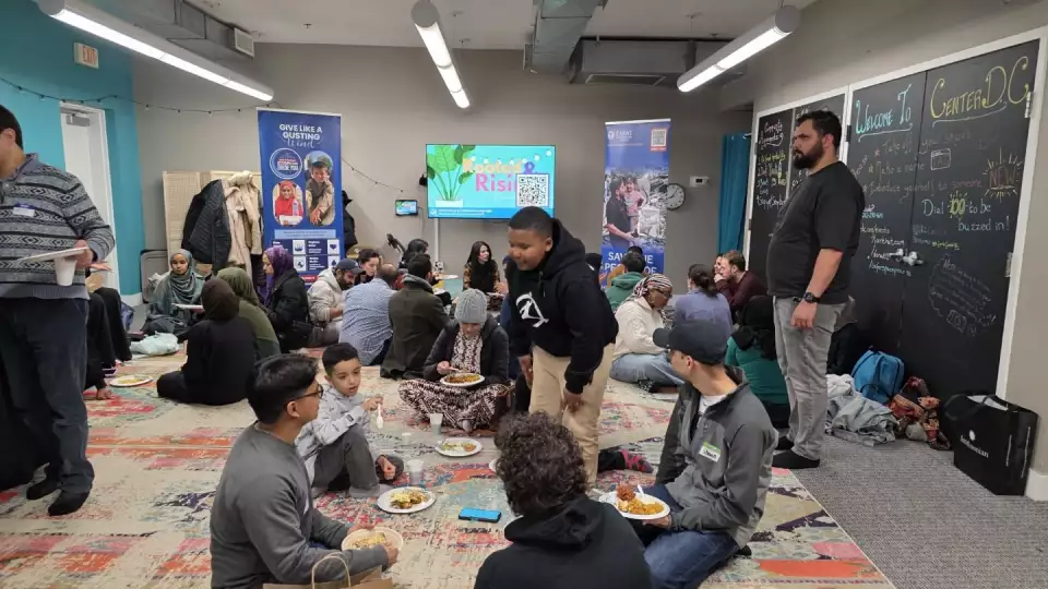 The community Iftar at our center in D.C. was well attended by locals. / شهد إفطار المجتمع في واشنطن العاصمة حضورًا واسعًا من السكان المحليين.