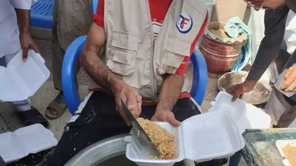 Our field team distributes hot meals to displaced families impacted by Pakistan’s 2025 monsoon floods.
