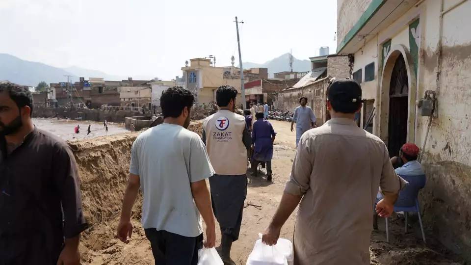 Our teams visit areas of need with warm meals for Pakistan flood affected families.