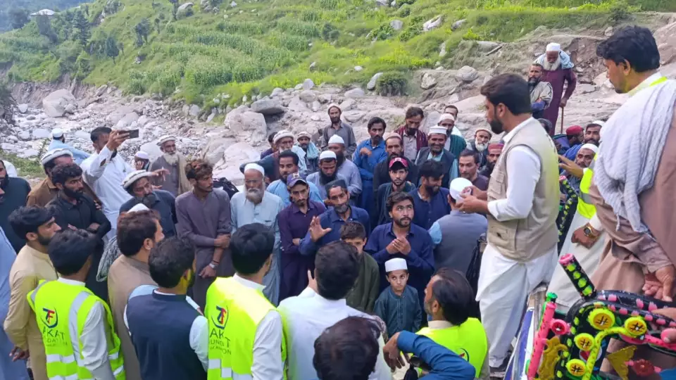 Local Pakistani flood affected families speak with our teams sharing their struggle and needs.