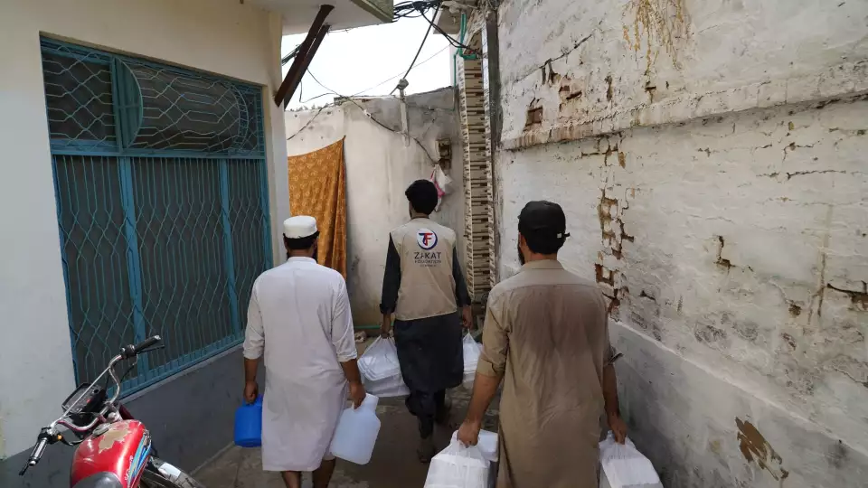 Door to door hot meal distribution continues in Pakistan for flood affected families.